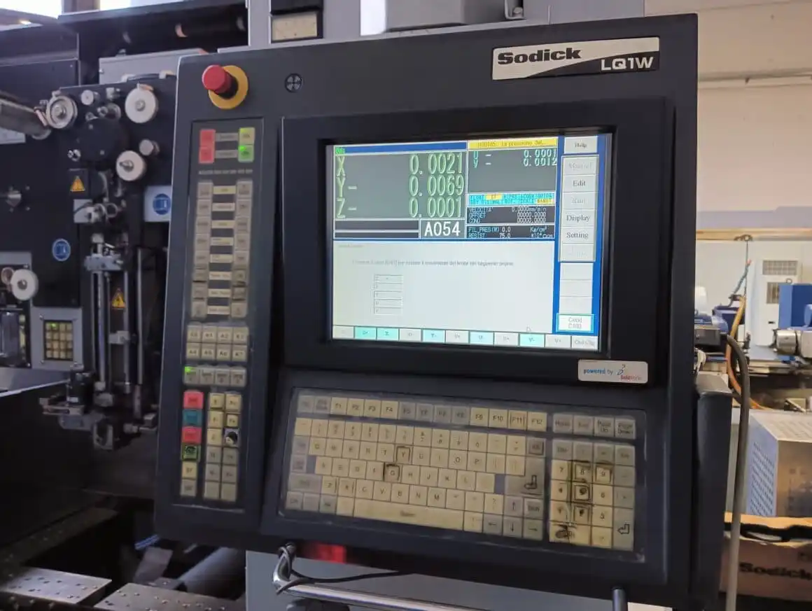 Elettroerosione a filo Sodick AQ535L Usata 1
